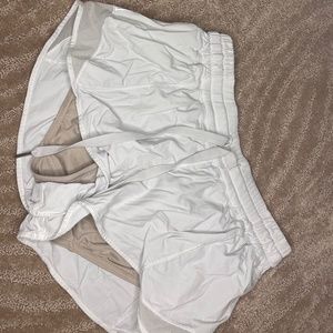 Lululemon white running shorts size 8 // Hotty Hot Short